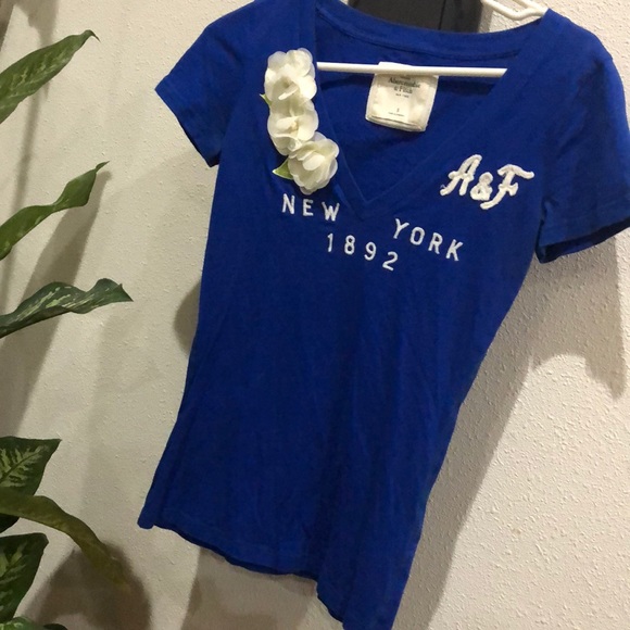Abercrombie & Fitch blue & white flower tee small - Picture 3 of 8